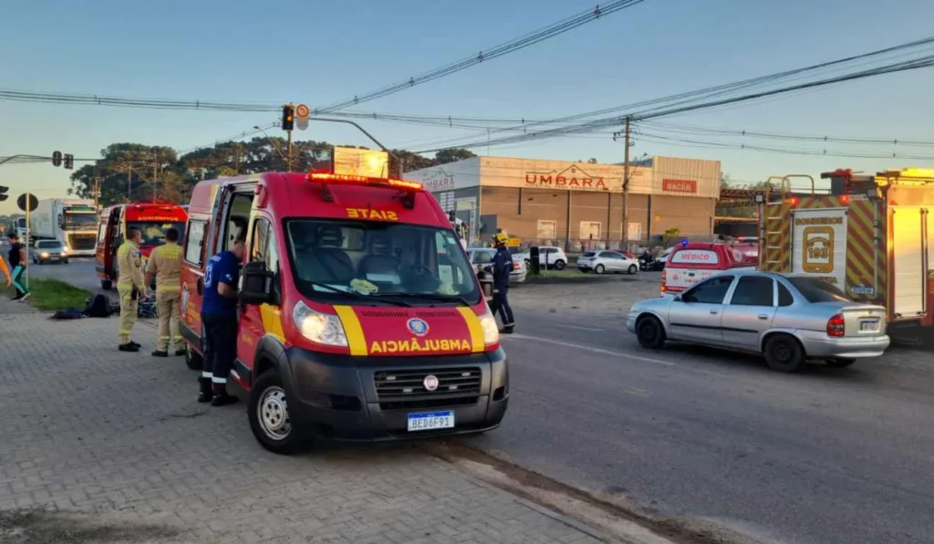 Acidente aconteceu em cruzamento com semáforo no bairro Umbará