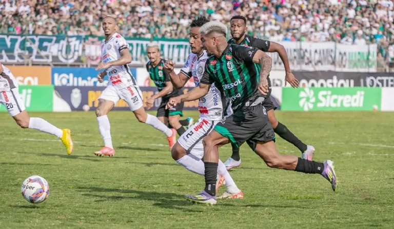 Lance de Maringá x Operário, pelo jogo de ida da final do Paranaense