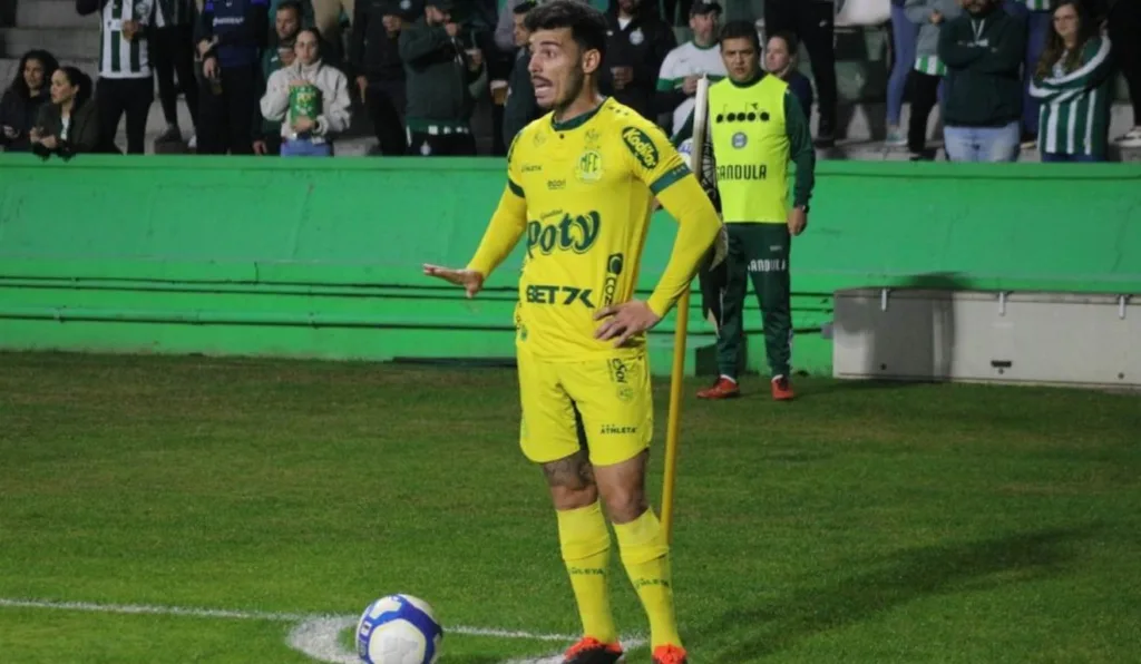 Lateral Zeca, quando defendida o Mirassol, em jogo contra o Coritiba no Couto Pereira.