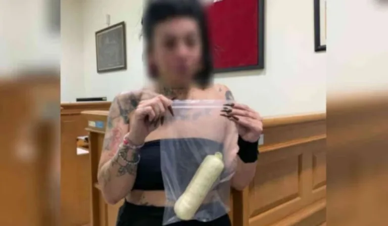 mulher segurando preservativos recheados de cocaína que colocou na vagina