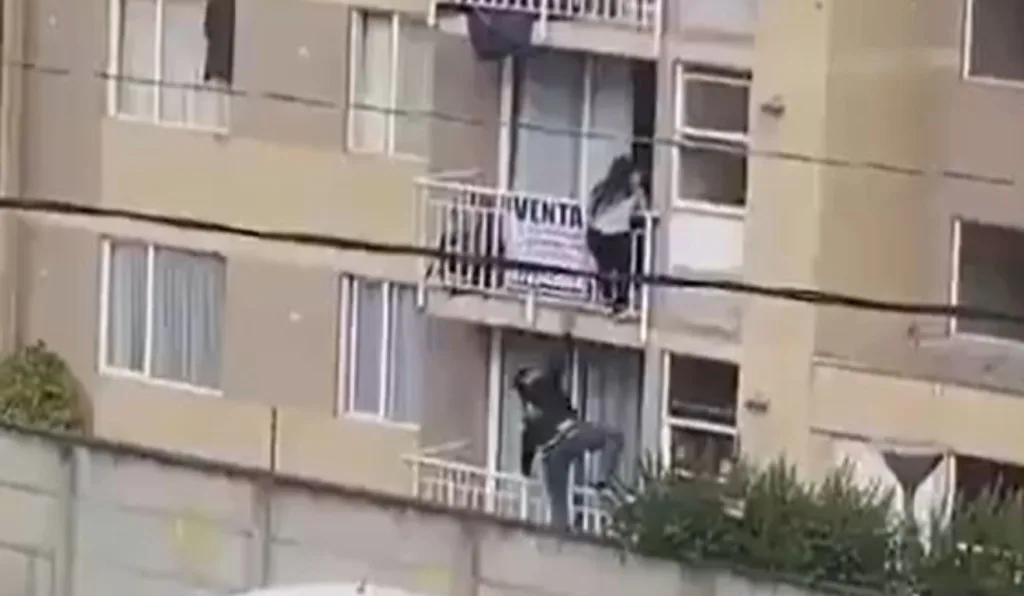 Mulher escalando prédio