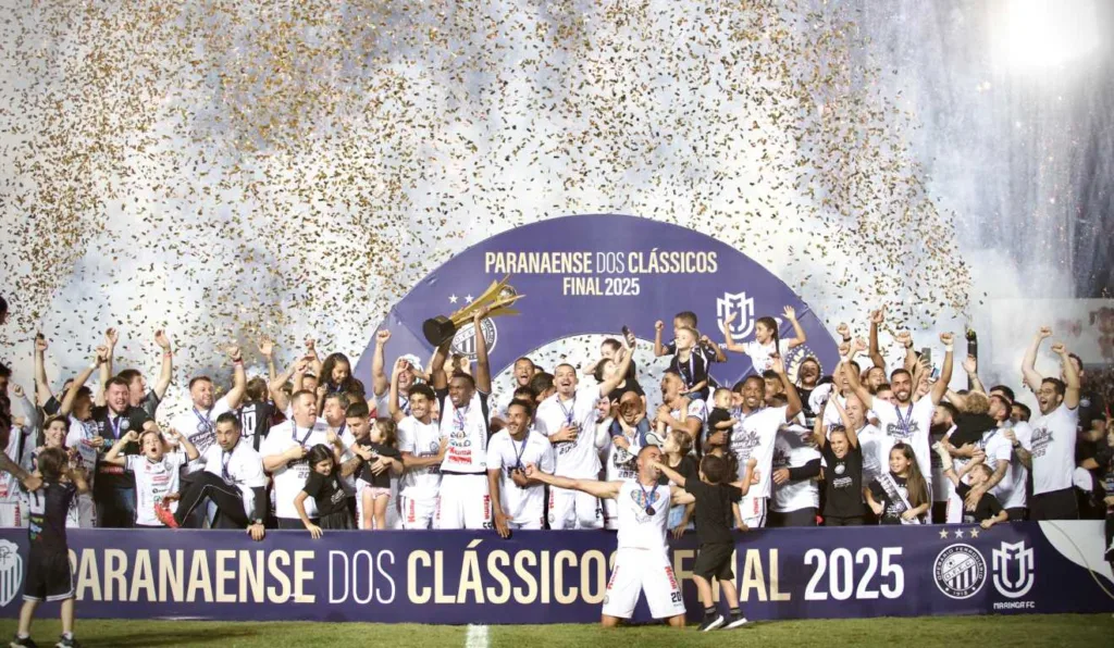 Operário levanta a taça de campeão paranaense de 2025.