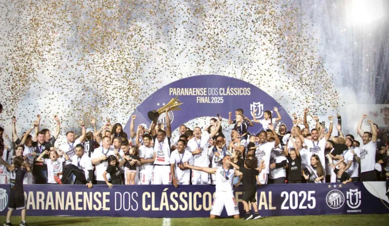 Operário levanta a taça de campeão paranaense de 2025.