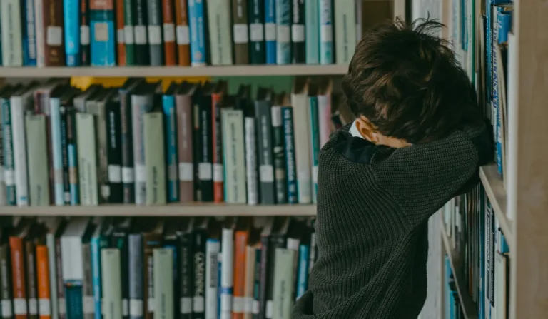 Menino de 9 anos é amarrado em cadeira e tem cílios arrancados por colegas