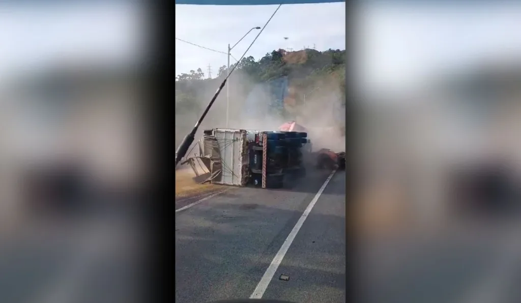 Caminhão tomba na BR-376 e bloqueia trecho no Paraná