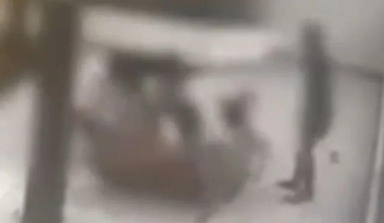 menina esmagada por pilastra de balanço