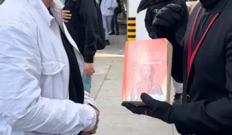 Proposta de influencer para rasgar a bíblia