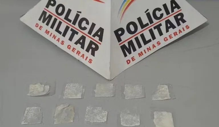 Cocaína estava dividida em 16 embalagens; papelotes foram encontrados na escola