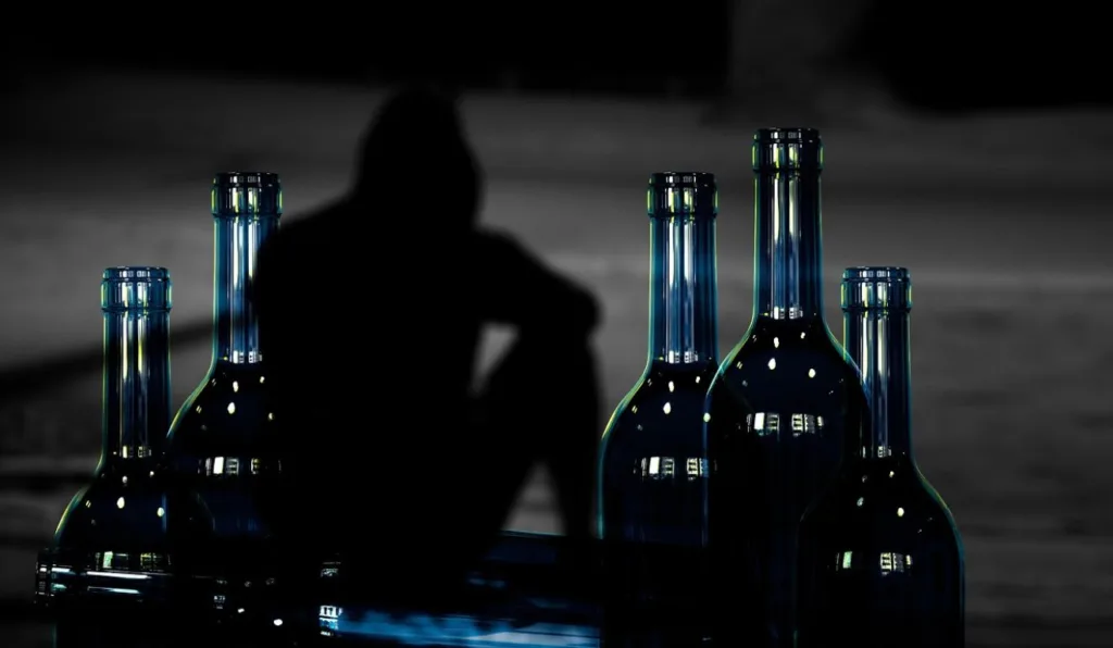 Jovem é estuprado após bebedeira e tem pedaço de madeira inserido no ânus