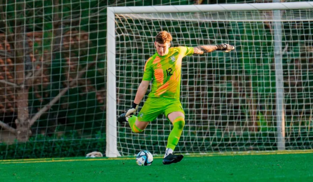 O goleiro Maksym, do Athletico, estreou pela seleção ucraniana sub-20.