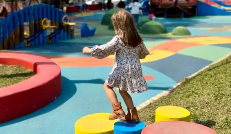 Criança brincando em parquinho