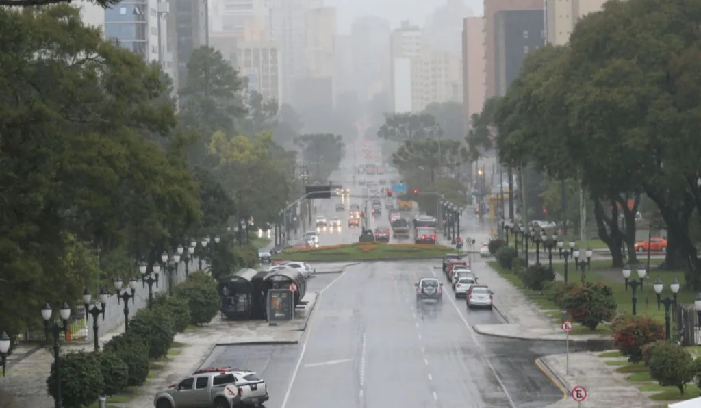 Chuvas e ventos intensos atingem o Paraná