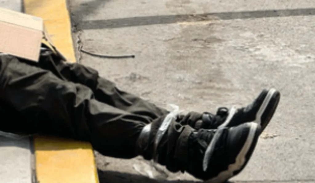 homem caído pés amarrados