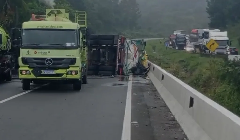 acidente entre carro e caminhão carregado com ácido interdita BR-116