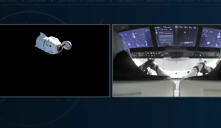 transmissão que mostra trioulação presa no espaço e a capsula da spacex