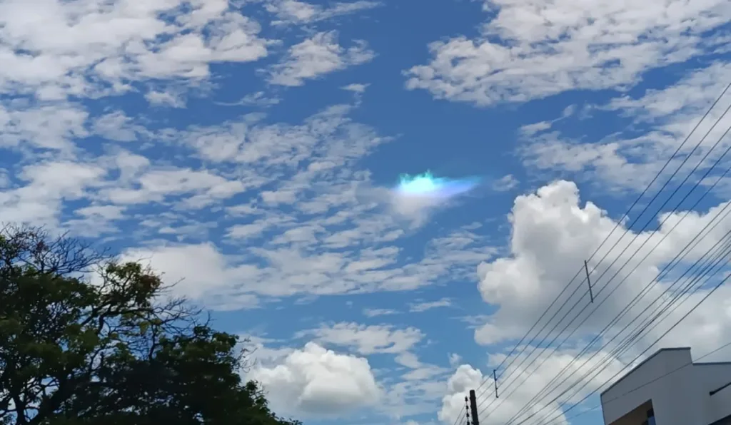 Luz colorida no céu intriga moradores do PR; veja imagens