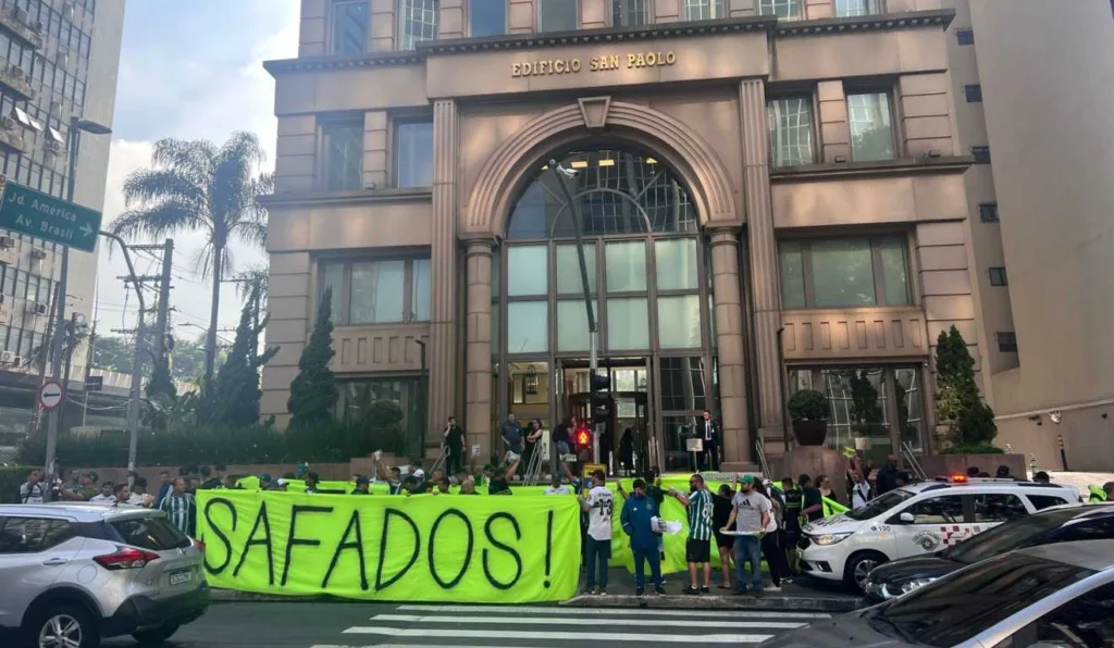 Torcedores do Coritiba protestam em São Paulo