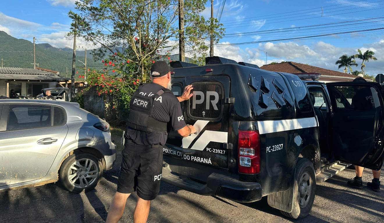 policiais civis em operação contra quadrilha que fazia arrastões na BR-376