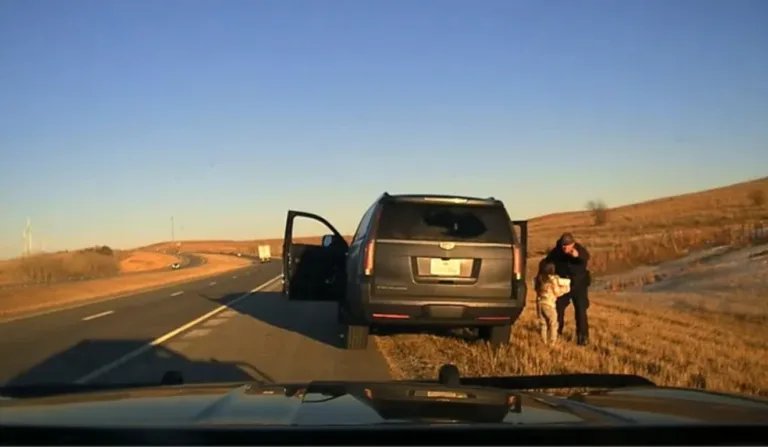 Policial resgata criança sequestrada após parar veículo por infração de trânsito