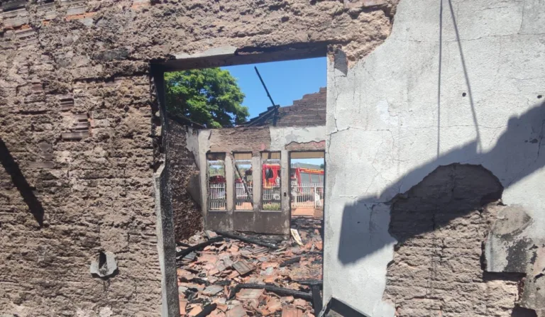 Crianças morrem carbonizadas após casa pegar fogo no PR