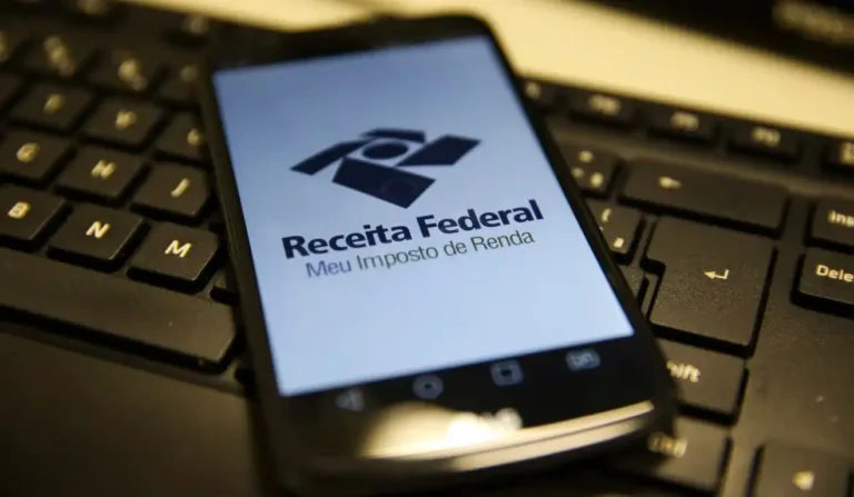 Celular com aplicativo da Receita Federal aberto.