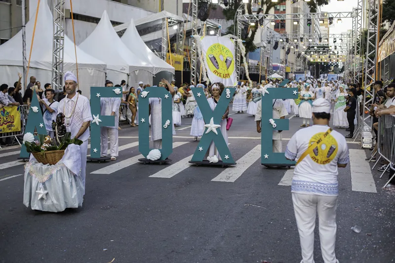 Desfile do bloco Afoxé no carnaval de Curitiba.