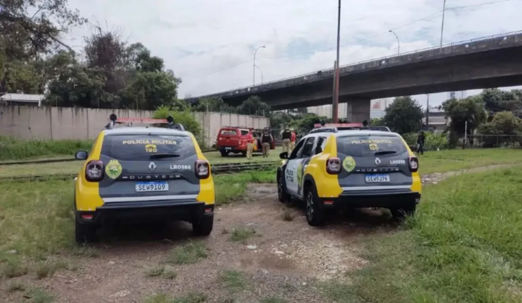 polícia em viaduto