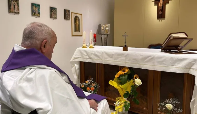 Papa Francisco aparece sentado em uma capela dentro do Vaticano