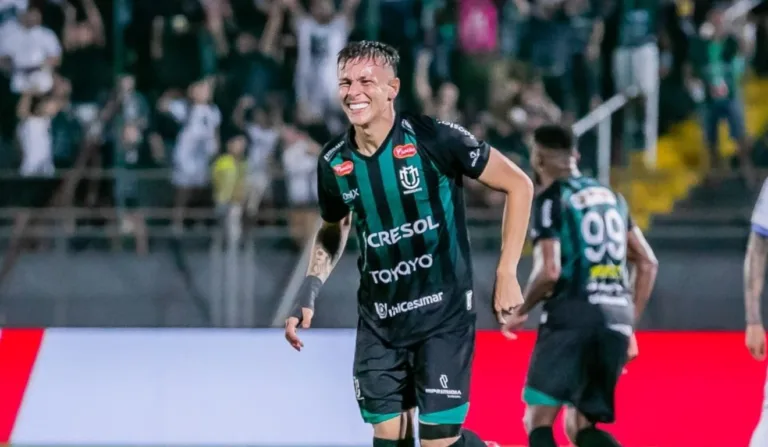 Moraes comemora o último gol do Maringá contra o União-TO pela Copa do Brasil