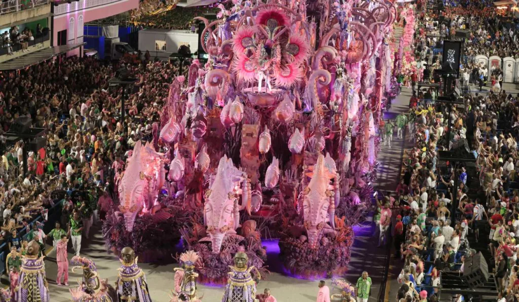 1º dia do desfile de Carnaval 2025 no Rio de Janeiro