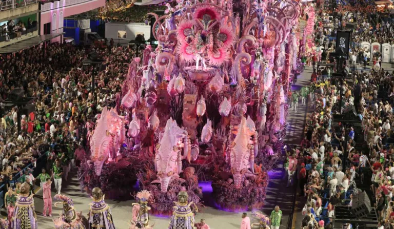 1º dia do desfile de Carnaval 2025 no Rio de Janeiro