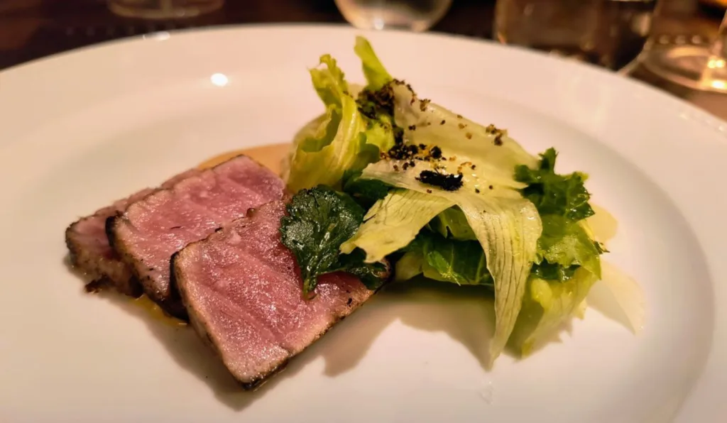 Blue fin tataki com molho de mexilhões e salada
