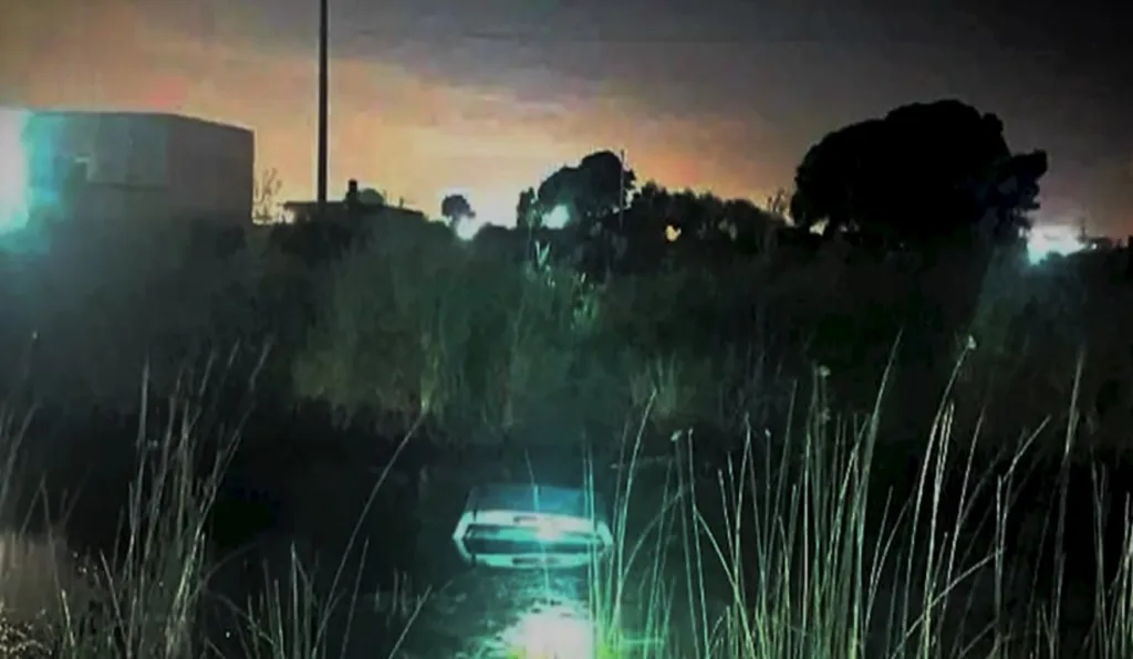 Caminhonete afundada em vala na Argentina.