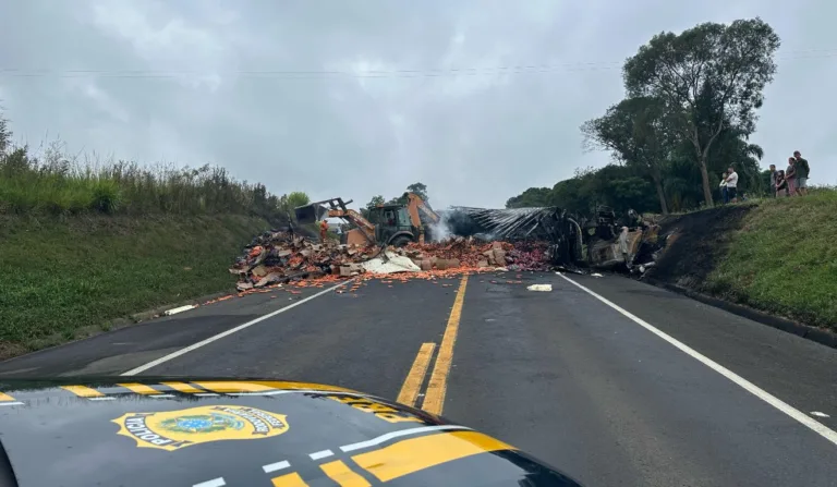 acidente com caminhão de legumes causa duas mortes na BR-277, em Prudentópolis