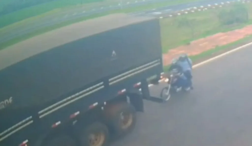 Motociclista morre atropelada após caminhão dar marcha à ré em rodovia