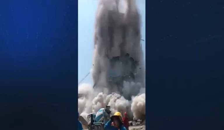 Prédio desabando e pessoas correndo.