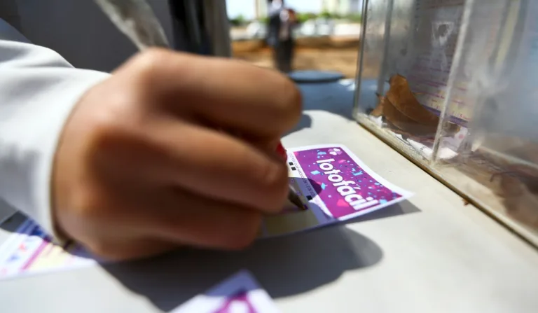 Homem marcando aposta em bilhete da Lotofácil