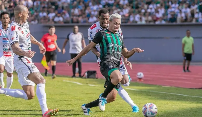 Equipes em disputa no primeiro jogo da final
