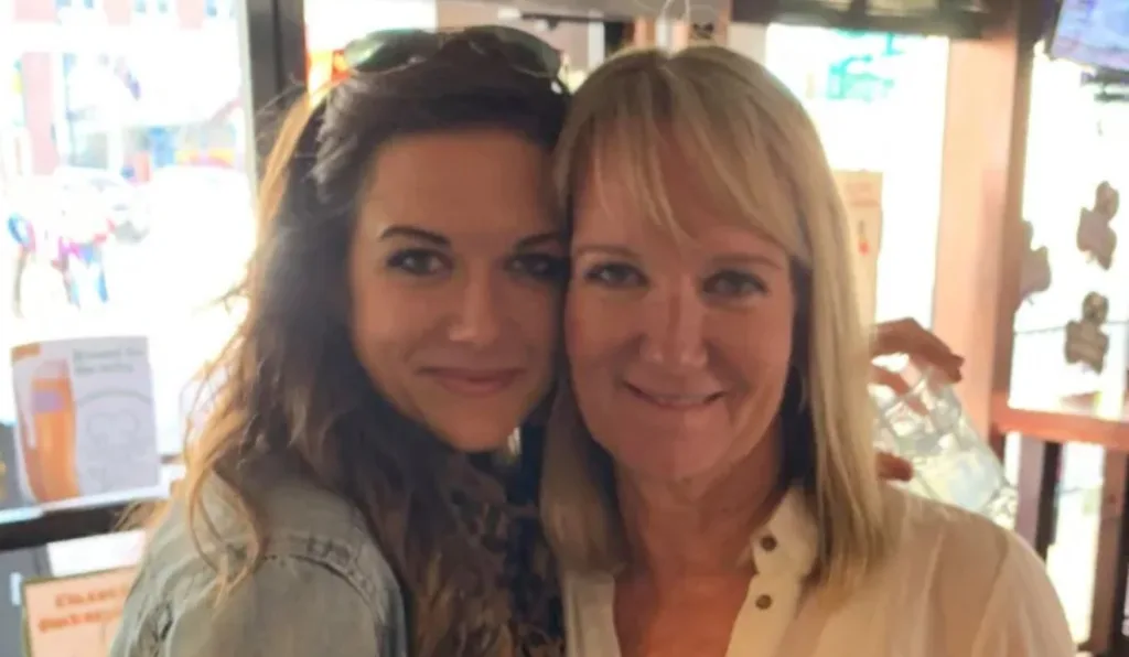 Katie Donnell, jovem norte-americana morta aos 28 anos devido a um ataque cardíaco, que sua mãe acredita ter sido desencadeado por bebidas energéticas, ao lado da mãe, Lori