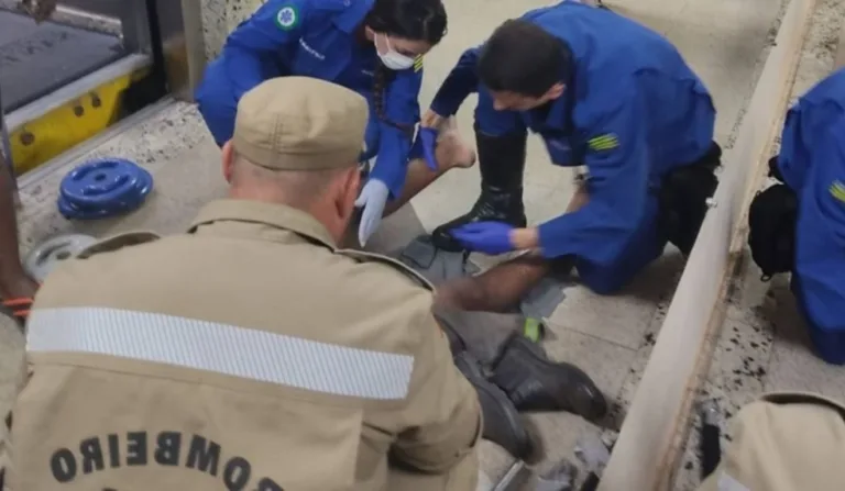bombeiros ajudando jovem que teve peras esmagadas no elevador