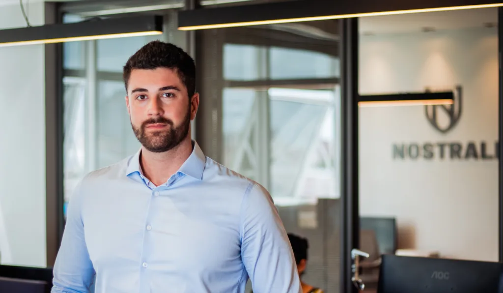 Simone Leoni posando para foto no escritório