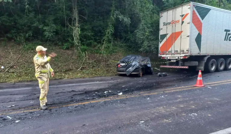 Carro ficou completamente destruído após colisão frontal com caminhão