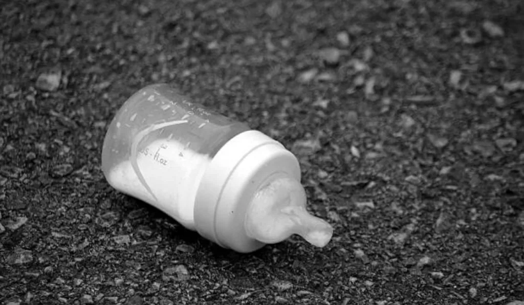 mamadeira jogada no chão