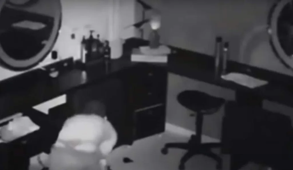 Ladrão usando fio dental e furtando salão de beleza