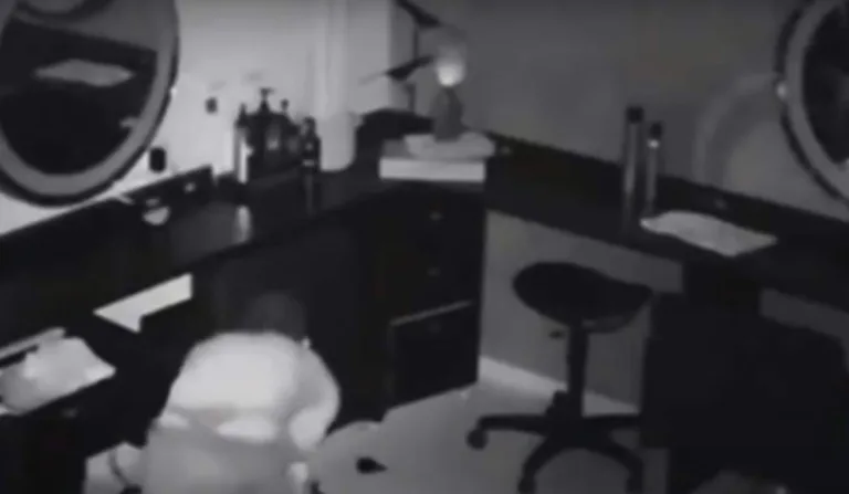 Ladrão usando fio dental e furtando salão de beleza