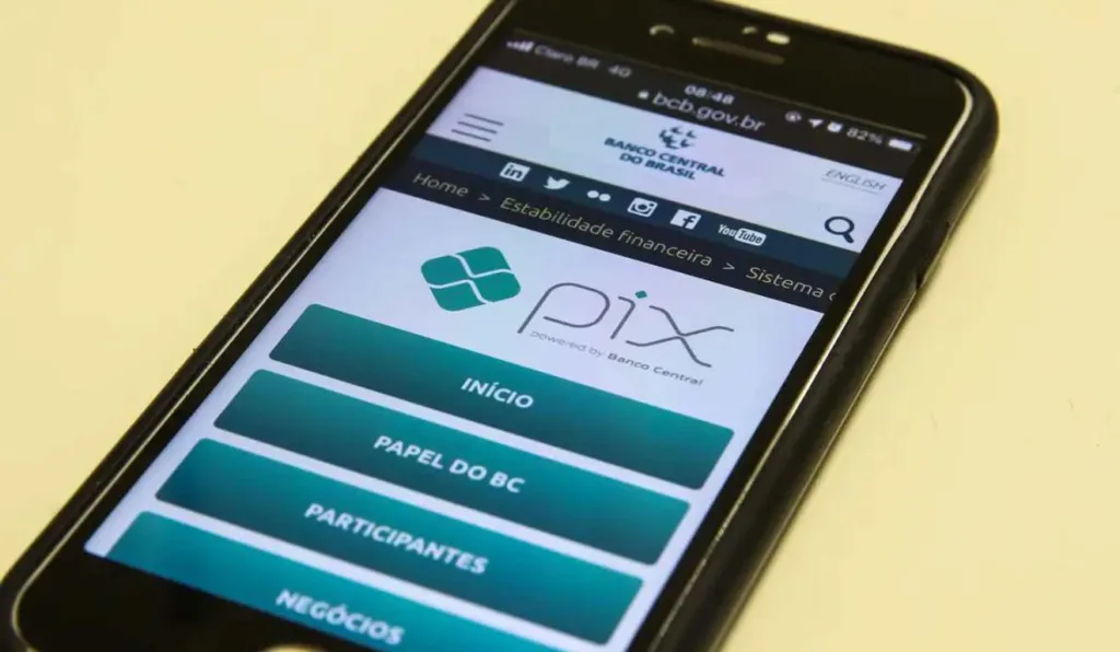 Celular com sistema Pix na tela