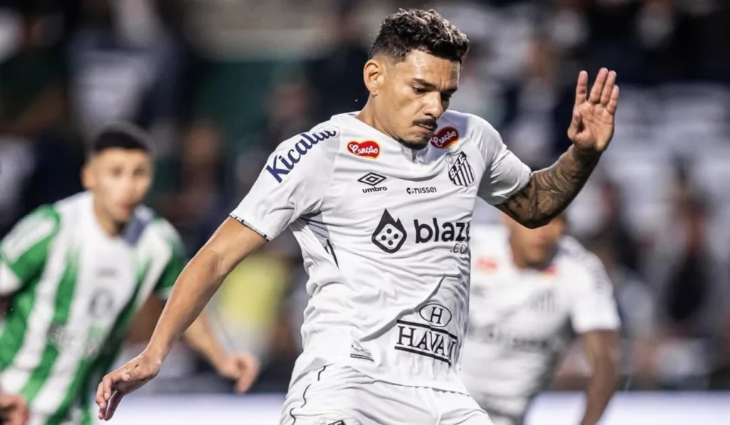 Tiquinho Soares foi autor de dois gols do Santos contra o Coritiba 