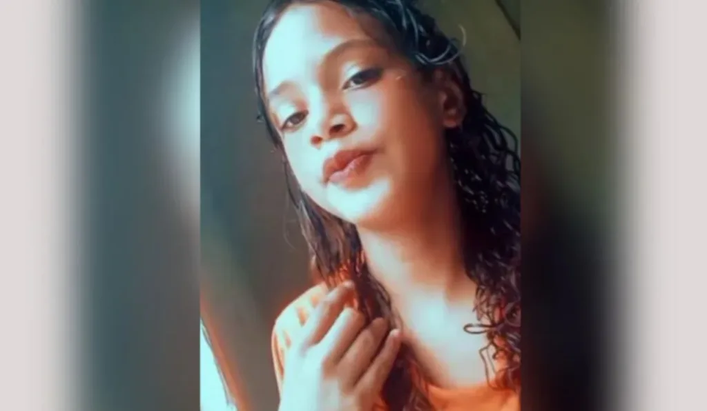 Criança posando para foto