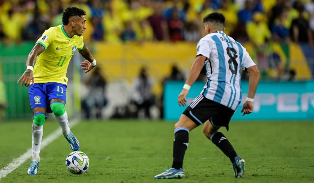 Raphinha em ação no último jogo entre Brasil e Argentina pelas Eliminatórias.