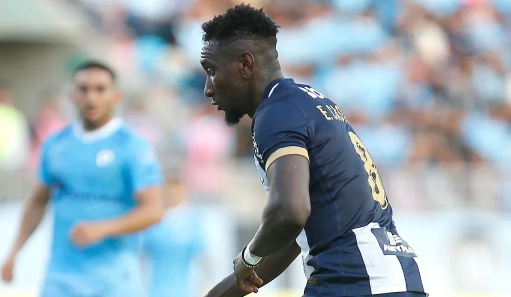Eryc Castillo em campo pelo Alianza Lima